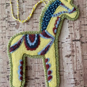 JERRY GIRAFFEN | Julgransprydnad med ullapplikation l Ull l Digital nedladdning | Modern folkkonst Vänner-kollektion | Juldekorationer
