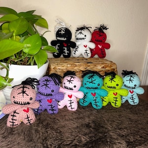 Entzückende häkelnde Voodoo-Puppe, handgemacht, Muttertag, Valentinstag, Erntedankfest, Geschenk, Sammlerstück, Herbstsaison, Halloweengeschenk.