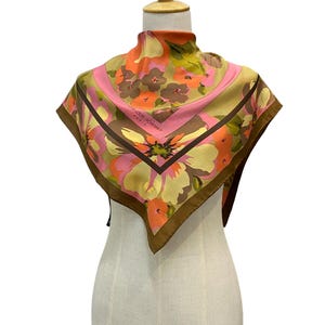 Foulard Carré Jean Louis Scherrer, Motif Selle De Cheval, Rouge Et écru, 90x90 Cm