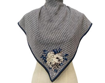 Vintage Kenzo Jedwabny Szalik Kenzo Jedwabny Szal Kwiatowy Jedwabny Szalik Vintage Kenzo Jedwabny Szalik Vintage Kenzo Jedwabny Apaszka