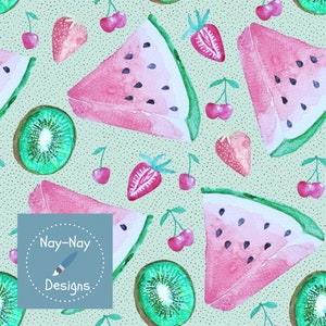 Könnte beinhalten: Ein nahtloses Muster mit rosa Wassermelonenstücken, grünen Kiwis, roten Erdbeeren und roten Kirschen auf hellgrünem Hintergrund mit weißen Punkten. Das Muster wurde von Nay-Nay Designs entworfen.