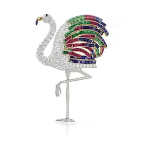 Könnte beinhalten: Eine weiße Diamanten-Flamingobrosche mit einem bunten Flügel aus Smaragden, Rubinen und Saphiren.