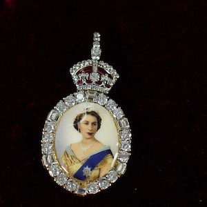 Order of queen Elizabeth II in 925 sterling silver cubic zircon and red enamel pendant brooch ,  British royal order badge