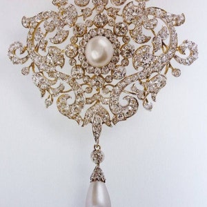 The Queen Mary&#39;s Richmond brooch replica, Queen Elizabeth II pearl brooch, princess brooch in 925 Sterling silver, cubic zirconia and pearl