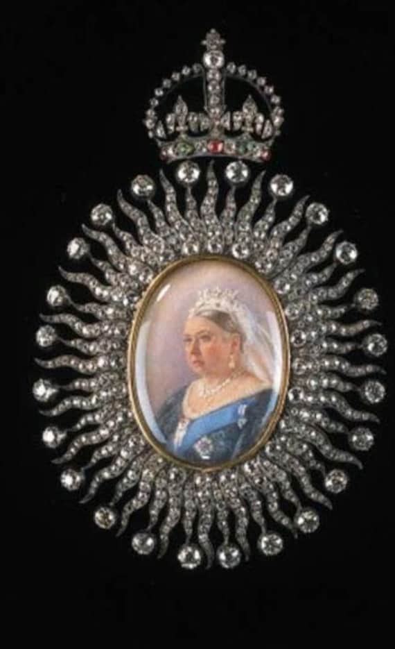 ヴィクトリア女王肖像ブローチ、スターリングシルバー、キュービック