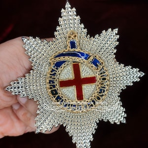 Insignia de la investidura del emperador Federico III, liga de plata de ley 925 con esmalte azul. Réplica de la liga.