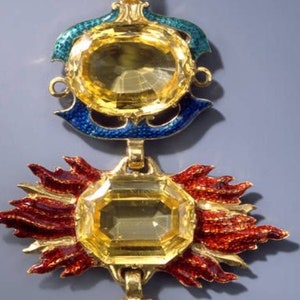 Broche con colgante de vellón dorado de inspiración vintage en plata de ley 925 con zafiro amarillo, esmalte azul y verde.