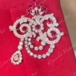 Replika der Rubin- und Diamantbrosche von Königin Máxima | 925er Sterlingsilber | Laborgezüchteter Rubin & simulierter Diamant | Vintage-Königsschmuck