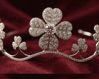 Replica dell'iconica tiara a forma di trifoglio, con zirconi cubici e argento, regalo per lei.