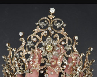 Diamanti con taglio a rilievo dall'aspetto vintage antico e zaffiro bianco creato in laboratorio e placcato in oro su diadema in argento