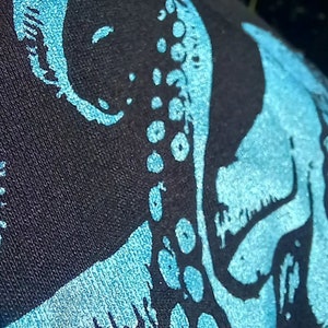 Pearlescent Opaque water based screen printing ink for printing onto dark and light fabric for metallic or pearl finish