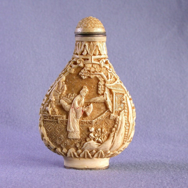 A Vintage Chinese Resin Snuff Bottle – Ivory & Pale Amber Colour