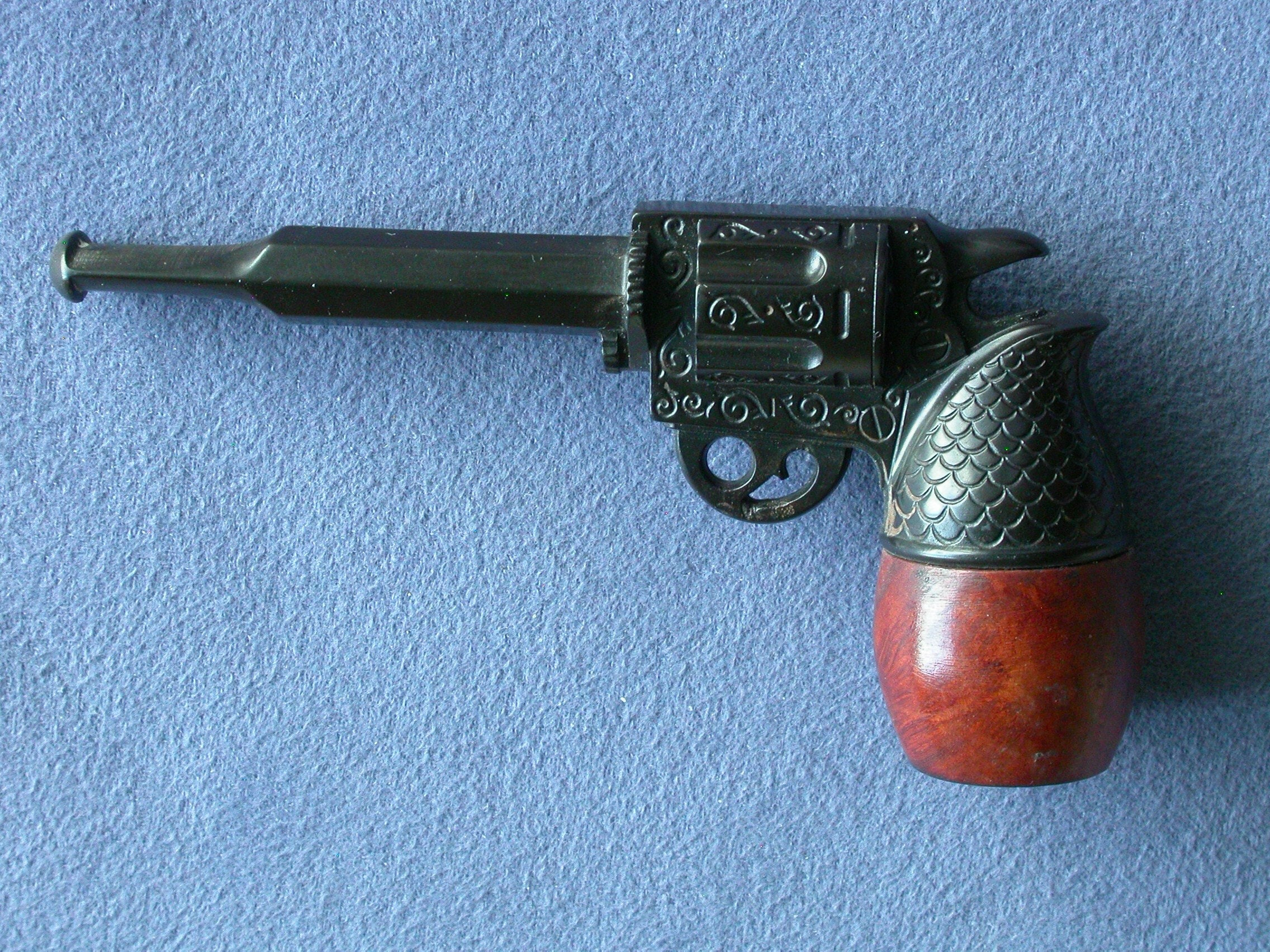 Vintage Gun-shaped Tobacco Pipe in Good Condition
