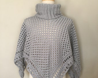 Poncho de malla de ganchillo con diseño de rombos y cuello ajustable.