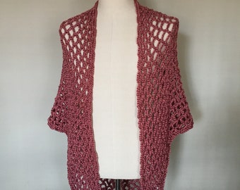 Chal/bufanda de ganchillo color malva con diseño de red y rejilla.