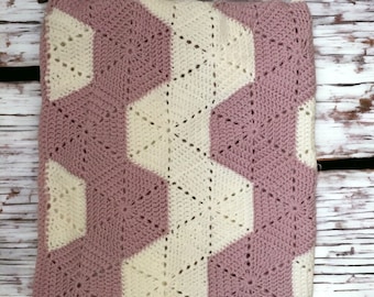 Manta de bebé de crochet hexagonal: hilo acrílico rosa y crema