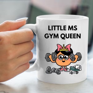 Tazza "Little Ms Gym Queen"/tazza "fitness babe"/regalo per personal trainer/regalo per ragazza in forma che solleva pesi/compagna di palestra/regalo di compleanno divertente e originale