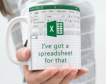 Könnte beinhalten: Ein weißer Keramikbecher mit einem aufgedruckten Grafikdesign der Microsoft Excel-Tabellenoberfläche. Das Design enthält das grüne Excel-Logo und den Text "I've got a spreadsheet for that" in dunkelgrüner Schrift mittig auf dem Becher.