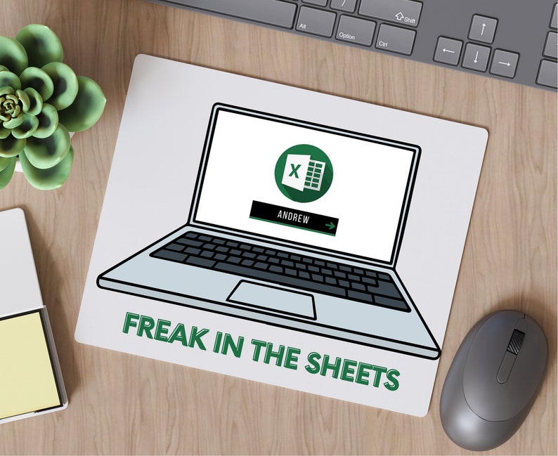 K&ouml;nnte beinhalten: Ein wei&szlig;es Mauspad mit einer Schwarzwei&szlig;illustration eines Laptops mit dem Microsoft Excel-Logo und dem Text "FREAK IN THE SHEETS".