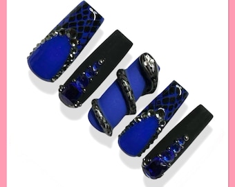 Slangpers op nagels | Blauwe pers op nagels | Gotische nepnagels | Kunstnagels slangenleer | Slangnagels | Halloween-nagels | Amandelnagels