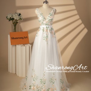 Vintage V Neck Romantic Forest Fairy Wedding Dress Embroidery Colorful Lace Backless Formal Evening Dress Women’s Bridal Gowns with Trailing