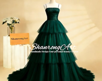 Abito da damigella d'onore lungo in tulle a strati verde smeraldo con spalline sottili, corpetto incrociato e arricciato, abito da sera e da cerimonia per invitati a nozze