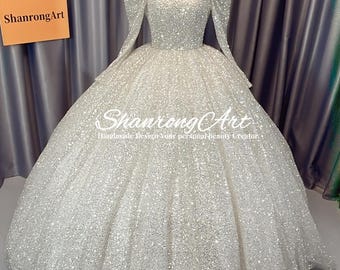 Puede incluir: Un deslumbrante vestido de novia blanco con escote cuadrado y mangas largas. El vestido está cubierto de lentejuelas brillantes, creando un efecto deslumbrante. El texto "ShanrongArt" es visible en el vestido. El vestido se exhibe en un maniquí.