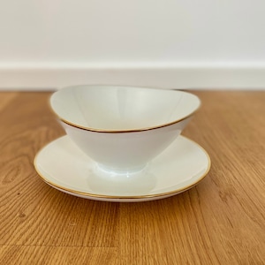 Vintage gravy boat Winterling Röslau – 1950s, ceramic, cream white with gold rim, firmly attached saucer, elegant retro tableware