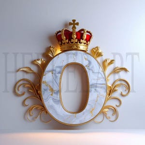 Op de afbeelding: Een gouden decoratieve letter O met een witte marmeren afwerking. De letter is getooid met een rode en gouden kroon.