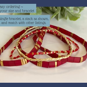 Pu&ograve; includere: Un set di braccialetti a perline rosse e dorate. I braccialetti sono fatti di piccole perline quadrate con un bordo dorato. Il testo "Easy ordering ~ Choose your size and bracelet Order a single bracelet, a stack as shown, or mix and match with other listings." &egrave; visibile nell'immagine.