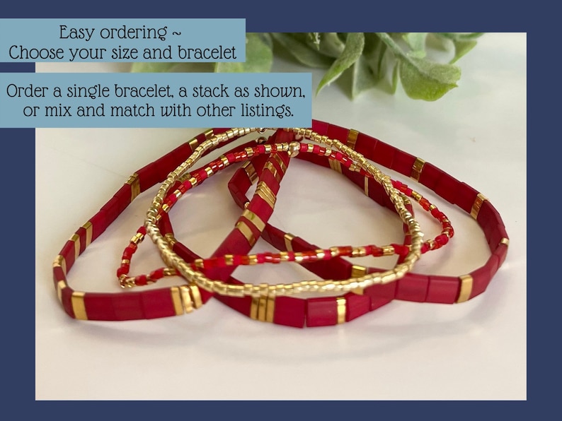 Pu&ograve; includere: Un set di braccialetti a perline rosse e dorate. I braccialetti sono fatti di piccole perline quadrate con un bordo dorato. Il testo "Easy ordering ~ Choose your size and bracelet Order a single bracelet, a stack as shown, or mix and match with other listings." &egrave; visibile nell'immagine.