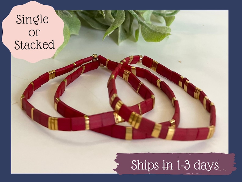 Pu&ograve; includere: Braccialetti rossi e dorati impilati. I braccialetti sono fatti di piccole perline quadrate. Il testo "Single or Stacked" &egrave; visibile nell'immagine.