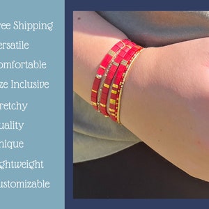 Pu&ograve; includere: Un set di braccialetti rossi e dorati con un design elastico. I braccialetti sono fatti di piccole piastrelle quadrate.