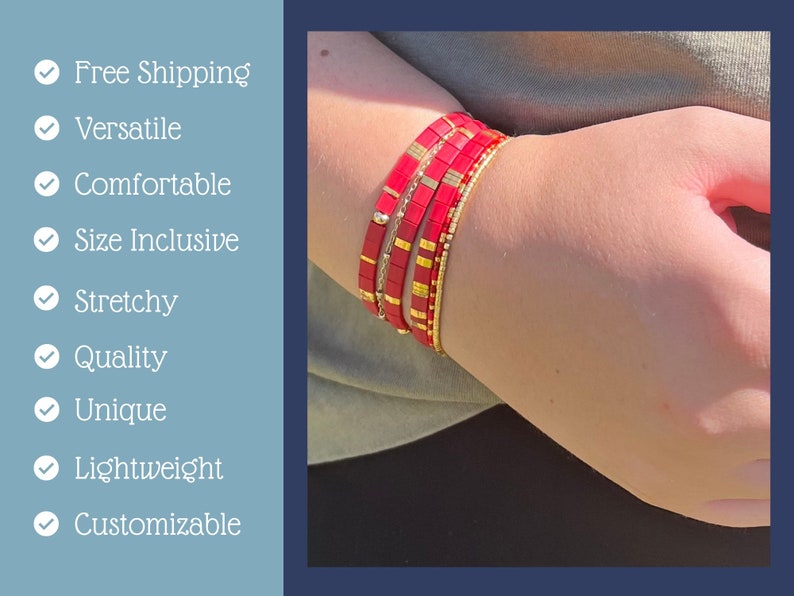 Pu&ograve; includere: Un set di braccialetti rossi e dorati con un design elastico. I braccialetti sono fatti di piccole piastrelle quadrate.