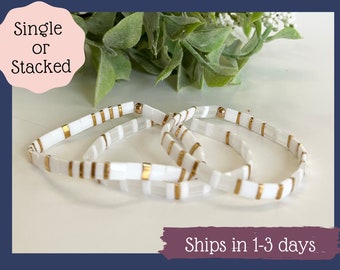 Bracciale con perline Tila bianche e oro: braccialetto elastico impermeabile con perline