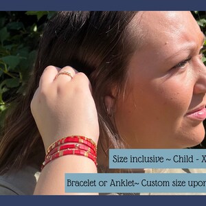 Pu&ograve; includere: Braccialetto rosso con perline e dettagli dorati. Taglia inclusiva, bambino a XX grande. Braccialetto o cavigliera, taglia personalizzata su richiesta.