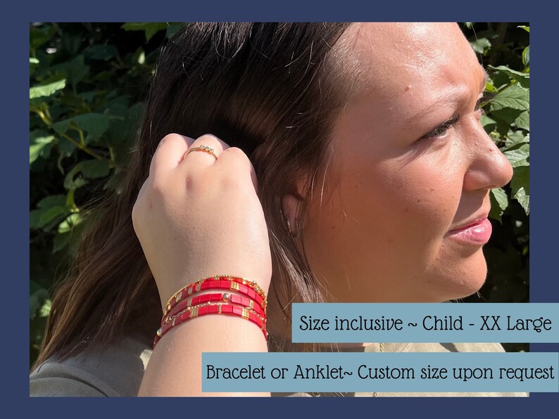 Pu&ograve; includere: Braccialetto rosso con perline e dettagli dorati. Taglia inclusiva, bambino a XX grande. Braccialetto o cavigliera, taglia personalizzata su richiesta.