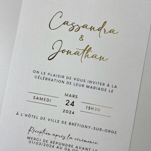 Puede incluir: Invitaci&oacute;n de boda en l&aacute;mina dorada con los nombres Cassandra & Jonathan, la fecha s&aacute;bado 24 de marzo de 2024 a las 3:30 PM, y la ubicaci&oacute;n H&ocirc;tel de Ville de Br&eacute;tigny-sur-Orge. La invitaci&oacute;n tambi&eacute;n incluye el texto "Reception apr&egrave;s la c&eacute;r&eacute;monie." y una fecha l&iacute;mite de respuesta el 1 de marzo de 2024 a las 6:00 AM.