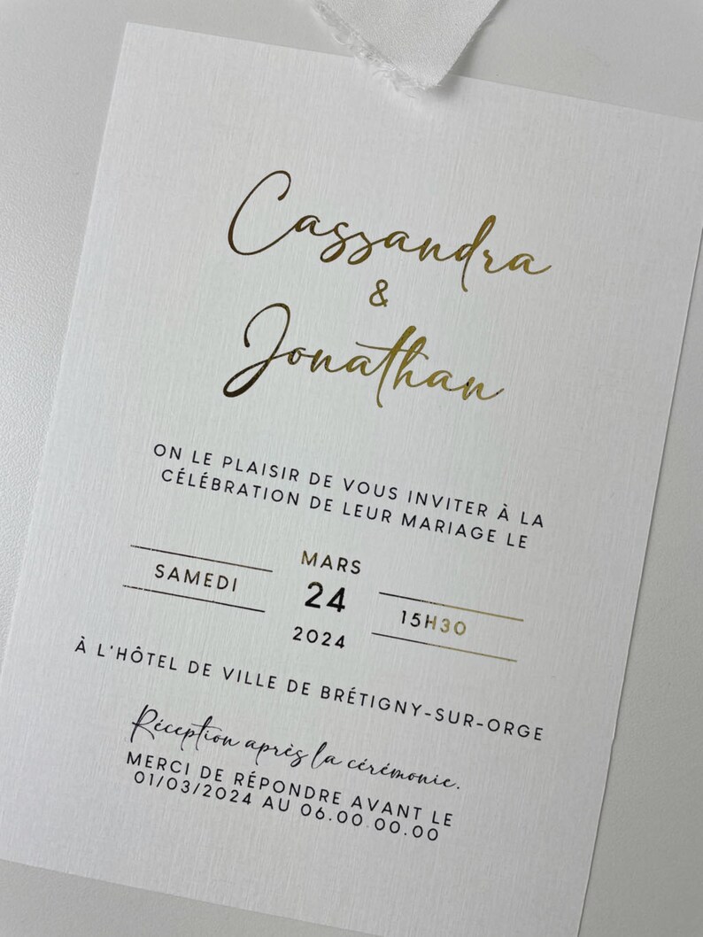 Puede incluir: Invitaci&oacute;n de boda en l&aacute;mina dorada con los nombres Cassandra & Jonathan, la fecha s&aacute;bado 24 de marzo de 2024 a las 3:30 PM, y la ubicaci&oacute;n H&ocirc;tel de Ville de Br&eacute;tigny-sur-Orge. La invitaci&oacute;n tambi&eacute;n incluye el texto "Reception apr&egrave;s la c&eacute;r&eacute;monie." y una fecha l&iacute;mite de respuesta el 1 de marzo de 2024 a las 6:00 AM.