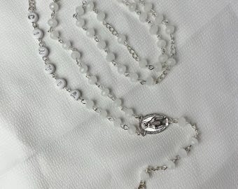 Rosario personalizzato • Regalo per battesimo, comunione, cresima • Perline bianche • Gioielli religiosi cattolici • Croce in argento • Bambino