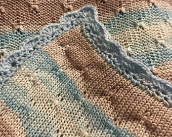 Couverture bébé tricotée, jeté de poussette bleu doux en tricot crocheté, cadeau de naissance léger et texturé fait main