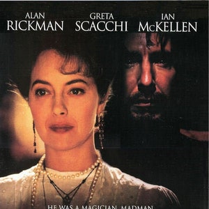 Peut inclure: Jaquette du DVD du film "Raspoutine, le Serviteur des Ténèbres" avec Alan Rickman, Greta Scacchi et Ian McKellen. La jaquette comprend le texte : "Il était magicien, fou, sauveur et séducteur..." et une classification pour violence modérée.