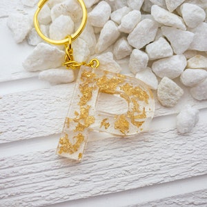 Llavero con letra inicial de resina de hoja de oro personalizable para mujer y niña
