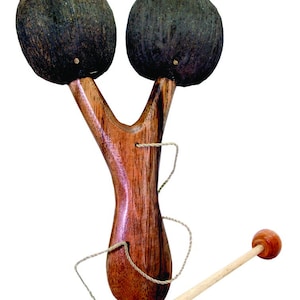 Pode incluir: Um instrumento musical de madeira com duas cascas de coco marrons presas a uma alça em forma de Y. Um bastão de madeira com uma bola marrom na ponta é usado para bater nas cascas.