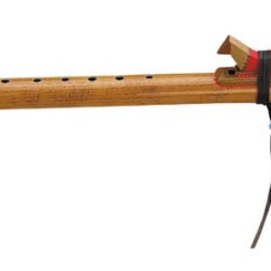 Könnte beinhalten: Eine indianische Holzflöte mit natürlichem Finish. Die Flöte hat einen dekorativen Block mit roten und schwarzen Akzenten sowie eine schwarze Lederschnur. Blaue Akzente sind am Ende sichtbar. Die Flöte ist für musikalische Zwecke konzipiert.