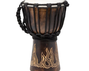 Tamburi Djembe artigianali - Collezione Carved Flamme - Suono autentico, altezza 40 cm. Alcuni piccoli fori, riparati. Sconto del 30%.