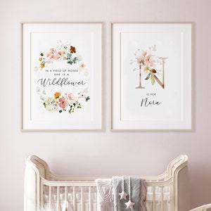 CONJUNTO de 2 impresión inicial floral personalizada, en un campo de rosas, ella es una flor silvestre, decoración de vivero de niña, cita de niña bebé, regalo de bautismo de ducha de bebé