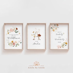 CONJUNTO de 3 estampados iniciales florales personalizados, en un campo de rosas, ella es una flor silvestre, decoración de guardería para niñas, está hecha temerosa y maravillosamente