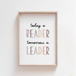 K&ouml;nnte beinhalten: Ein gerahmter Druck mit dem Text "today a READER tomorrow a LEADER" in einer bunten, geschichteten Schriftart. Der Druck ist in einem hellen Holzrahmen und h&auml;ngt an einer wei&szlig;en Wand.