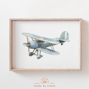 Op de afbeelding: Een ingelijste aquarel-illustratie van een blauwe dubbeldekker die tegen een witte achtergrond vliegt.
